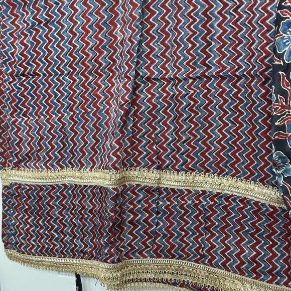 Elegant Black and Red Patterned Dress with beautiful lagdi patta Dupatta 23” - Picture 10 of 12